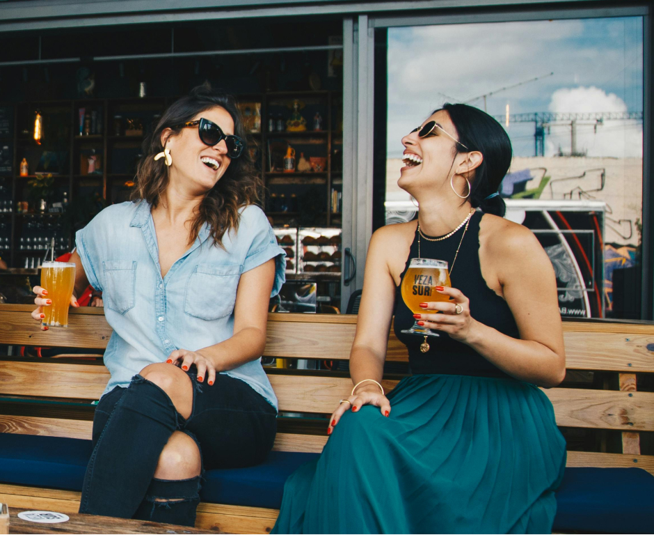 Deux filles savourent une bière chez Radis & Co