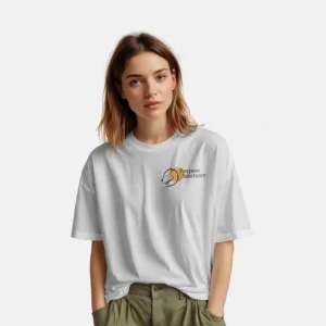 Femme modèle portant le t shirt blanc avec le logo sur le haut de la poitrine à droite.